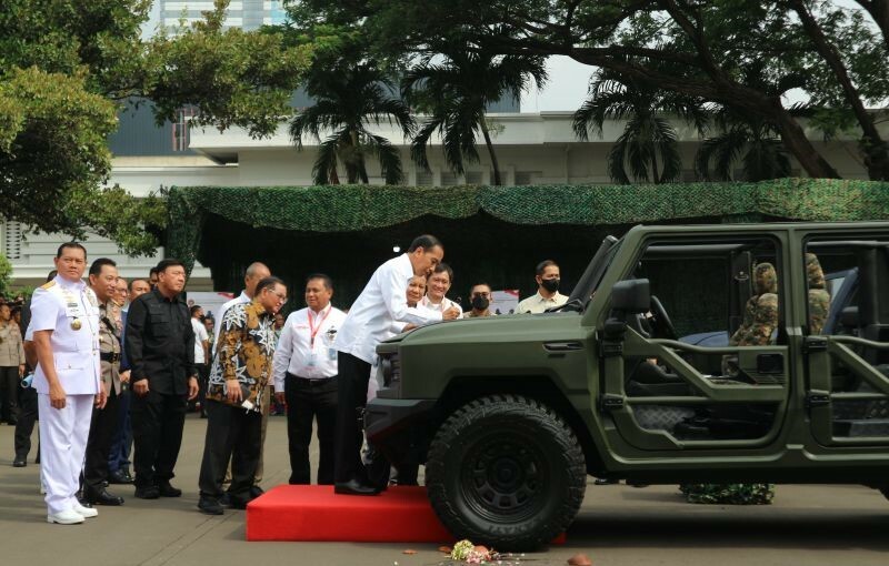 Presiden Joko Widodo membubuhkan tanda tangan di kap kendaraan taktis "Maung" di Kemhan, Jakarta, Rabu